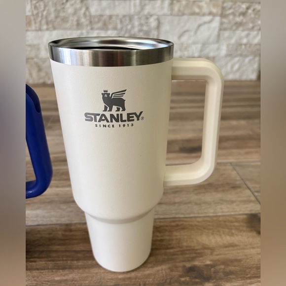 Stanley Iris Blue Water Bottle 30oz & Stanley Cream 40oz bundle of 2 - Picture 3 of 12